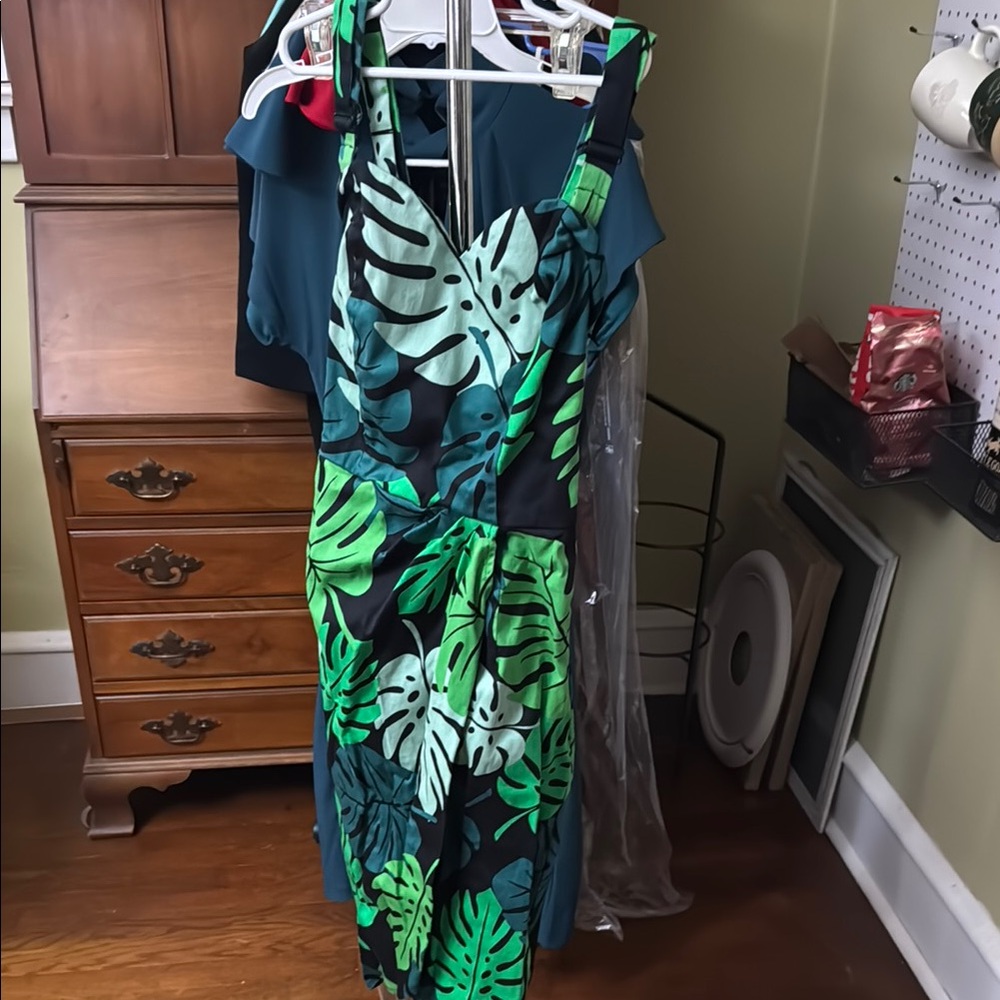 Collectif Vibrant Green Leaf Print Dress